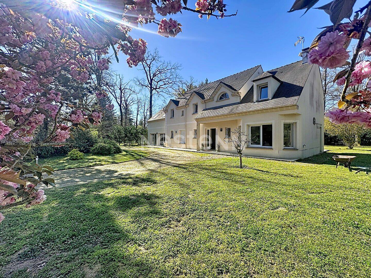 Maison 9 pièces 297 m² · à Lamorlaye · 297 m² · 890 000 €