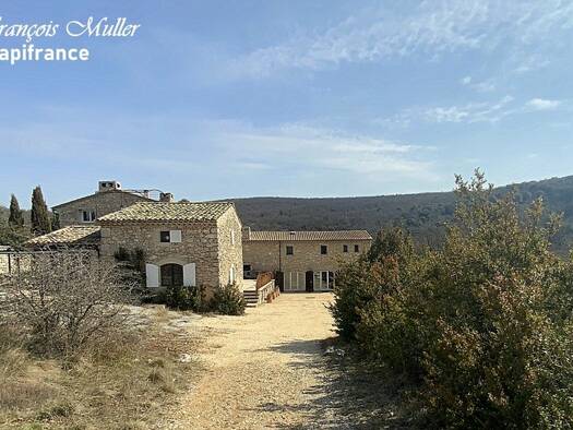 Boutique à vendre Fonds de commerce 1 350 000 € 21 pièces 552 m² de surface de vente Simiane-la-Rotonde 04150