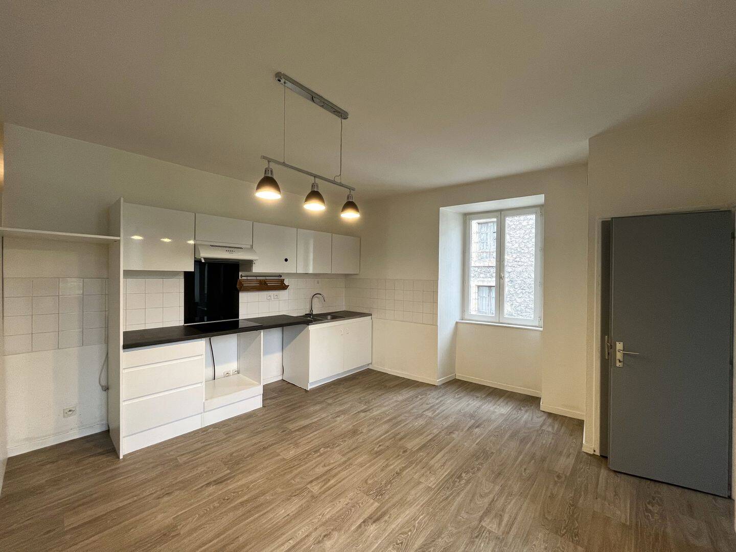 Appartement 3 pièces 94 m² · à Le Cheylard · 94 m² · 545 €/mois