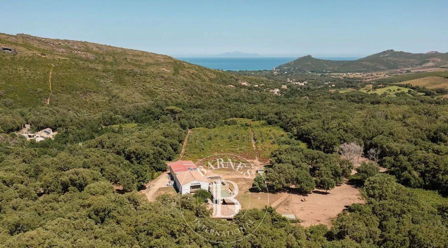 Maison 11 pièces 205 m² · à Pietracorbara · 205 m² · 1 700 000 €