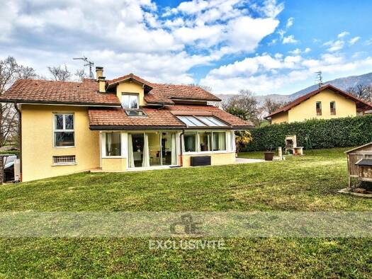 Maison à vendre 920 000 € 6 pièces 4 chambres 157 m² 1 080 m² de terrain Archamps 74160