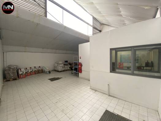 Local d'activités à louer 4 000 € 225 m² d'espace de stockage Le Robert 97231