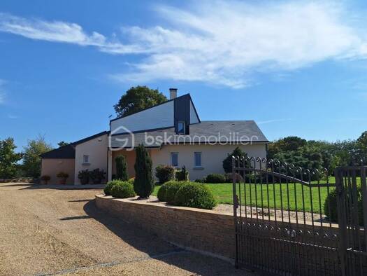 Maison à vendre 363 500 € 8 pièces 4 chambres 166 m² 2 135 m² de terrain Commer 53470