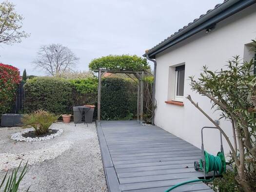 Maison de plain-pied à louer 1 295 € 4 pièces 3 chambres 90 m² 664 m² de terrain Campagne Pibrac 31820