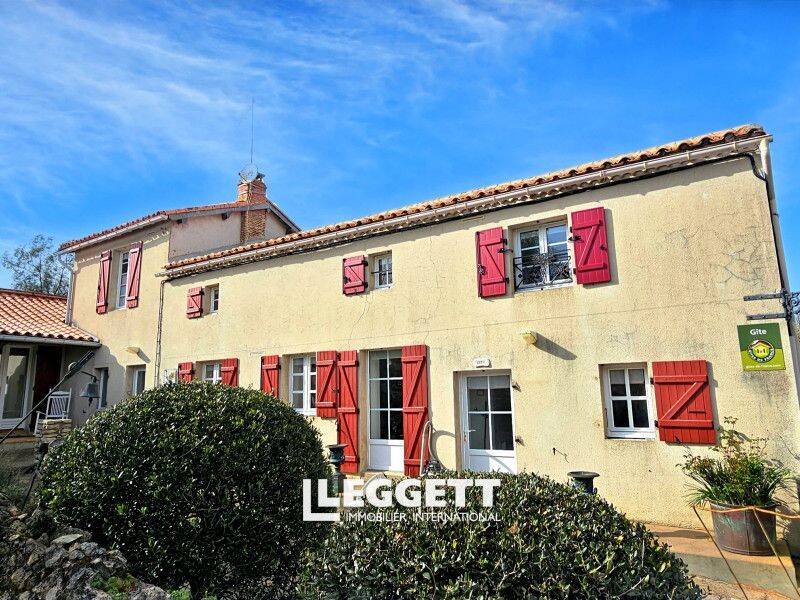 Maison 8 pièces 240 m² · à Gourgé · 240 m² · 260 000 €