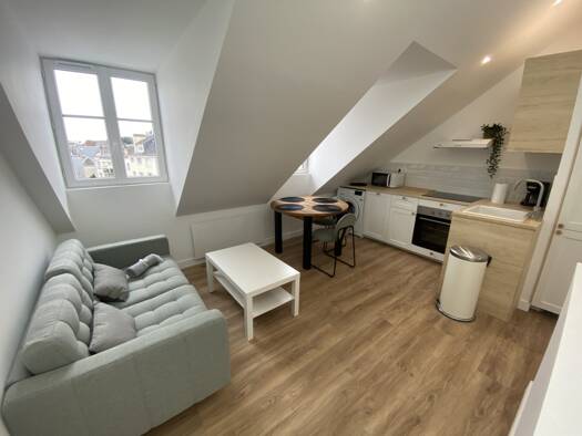 Appartement à louer 765 € 1 pièce 35 m² Étage 3/3 dès le 30/04/2026 Tours 37000