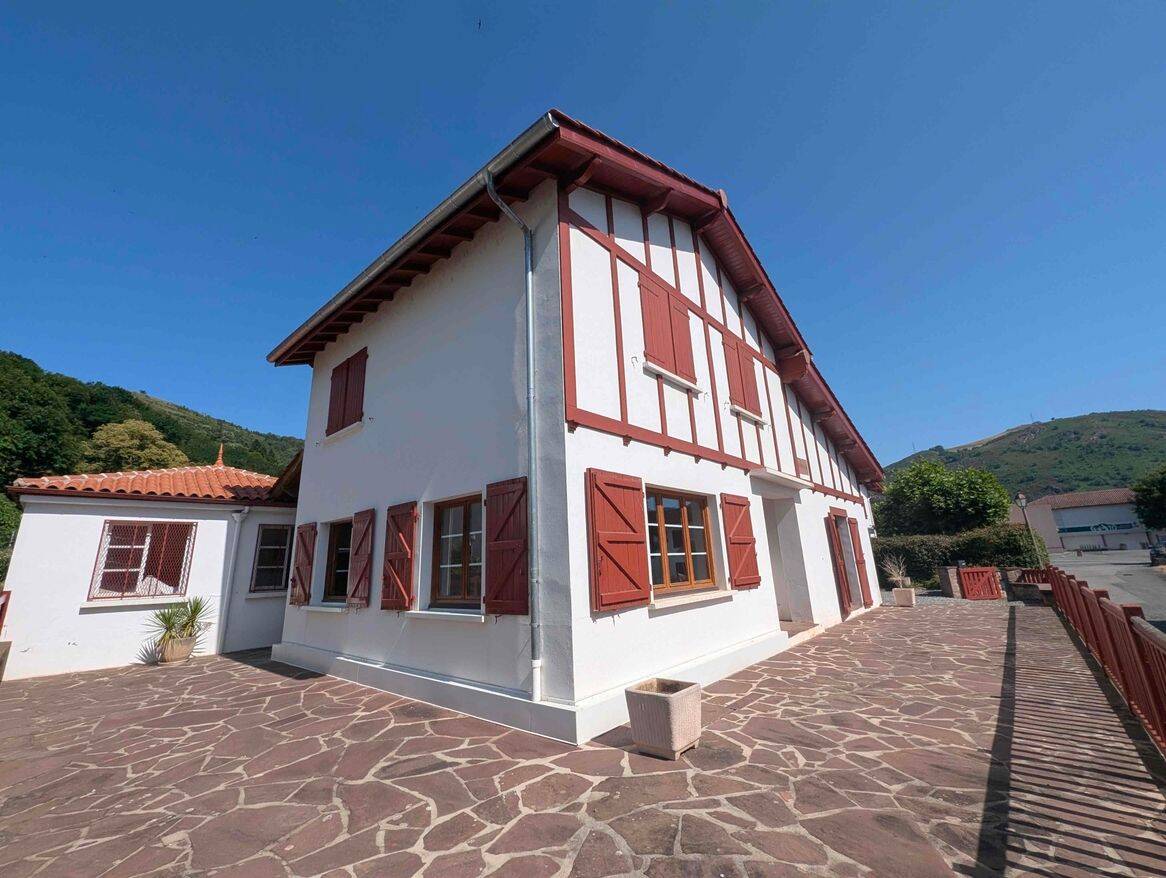Maison 5 pièces 130 m² · à Saint-Martin-d'Arrossa · 129,7 m² · 1 000 €