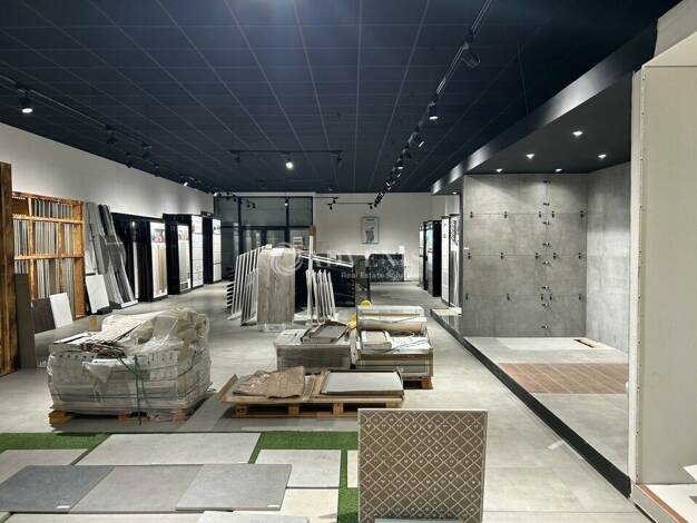 Local d'activités à vendre 1 080 000 € 1 115 m² d'espace de stockage Joué Sud Joué-lès-Tours 37300