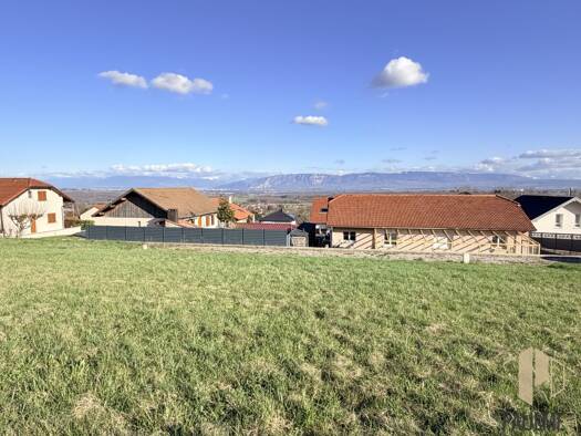 Terrain constructible viabilisé à vendre 348 000 € 608 m² de terrain Saint-Jean-de-Gonville 01630