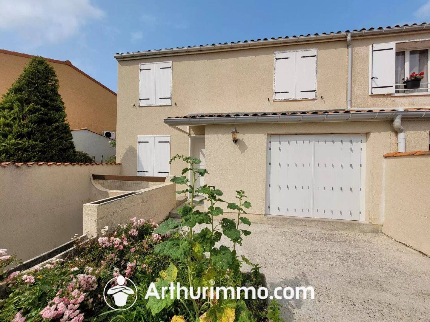 Maison 6 pièces 104 m² · à Saint-Jean-d'Angély · 104 m² · 875 €