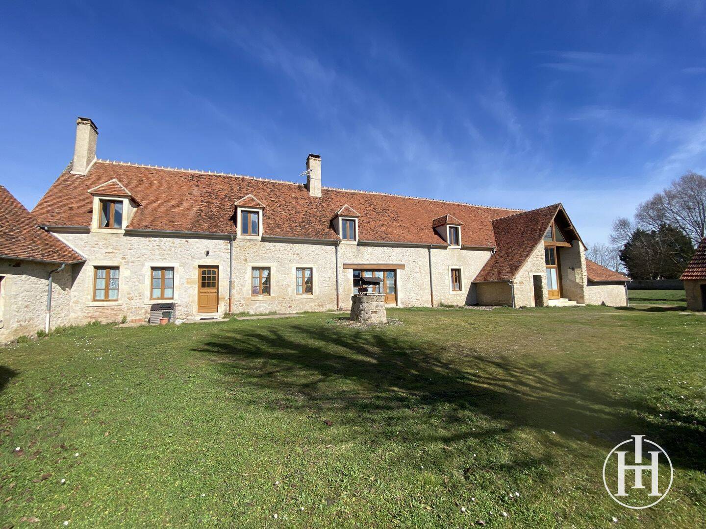 Maison 12 pièces 475 m² · à Charenton du Cher · 475 m² · 371 000 €