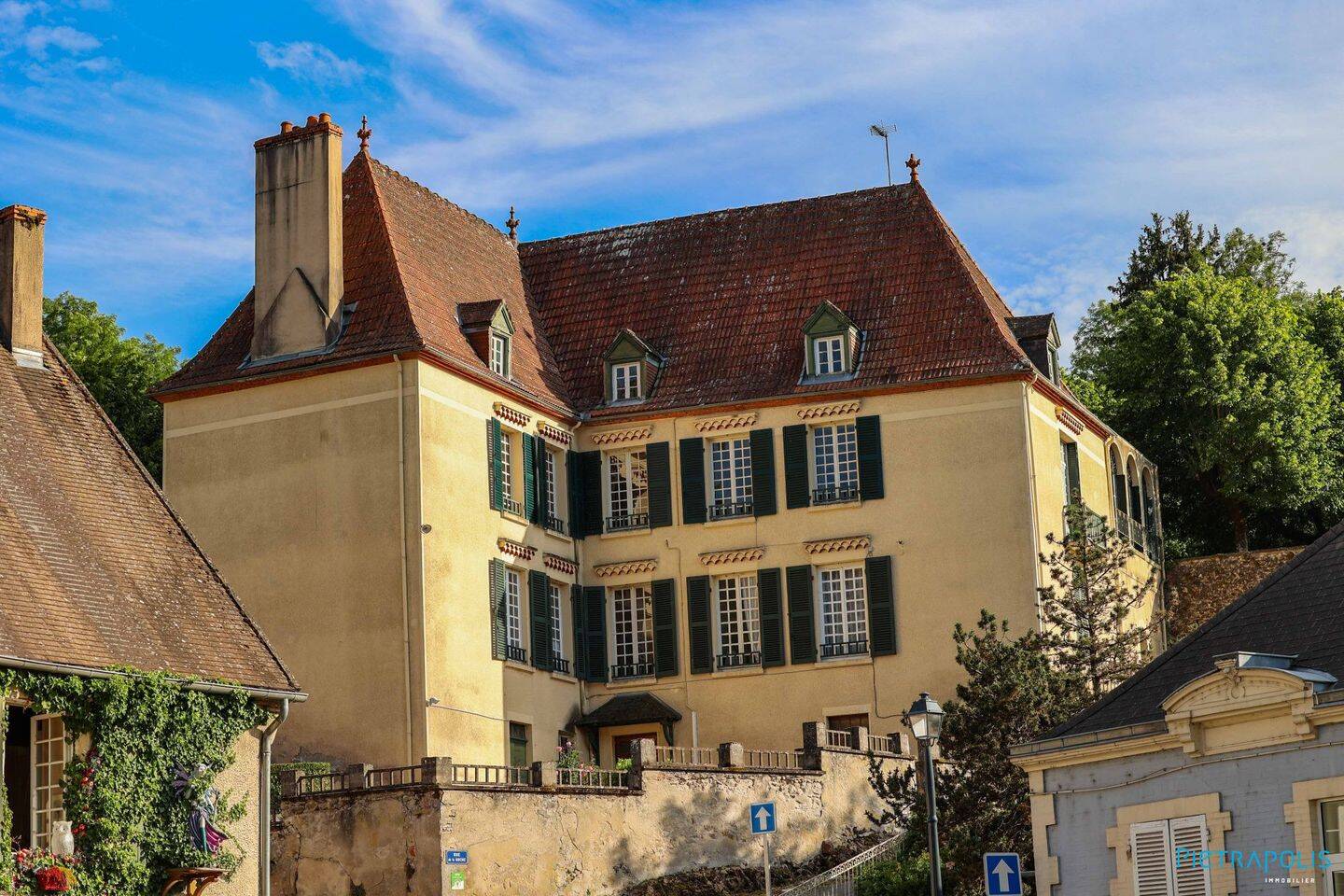 Maison 8 pièces 343 m² · à Bourbon-Lancy · 343 m² · 640 000 €