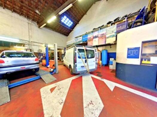 Local d'activités à vendre 336 000 € 291 m² d'espace de stockage Beaucaire Nîmes 30000