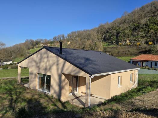 Maison de plain-pied à vendre 180 000 € 3 pièces 2 chambres 93,9 m² 867 m² de terrain La Bastide-Solages 12550