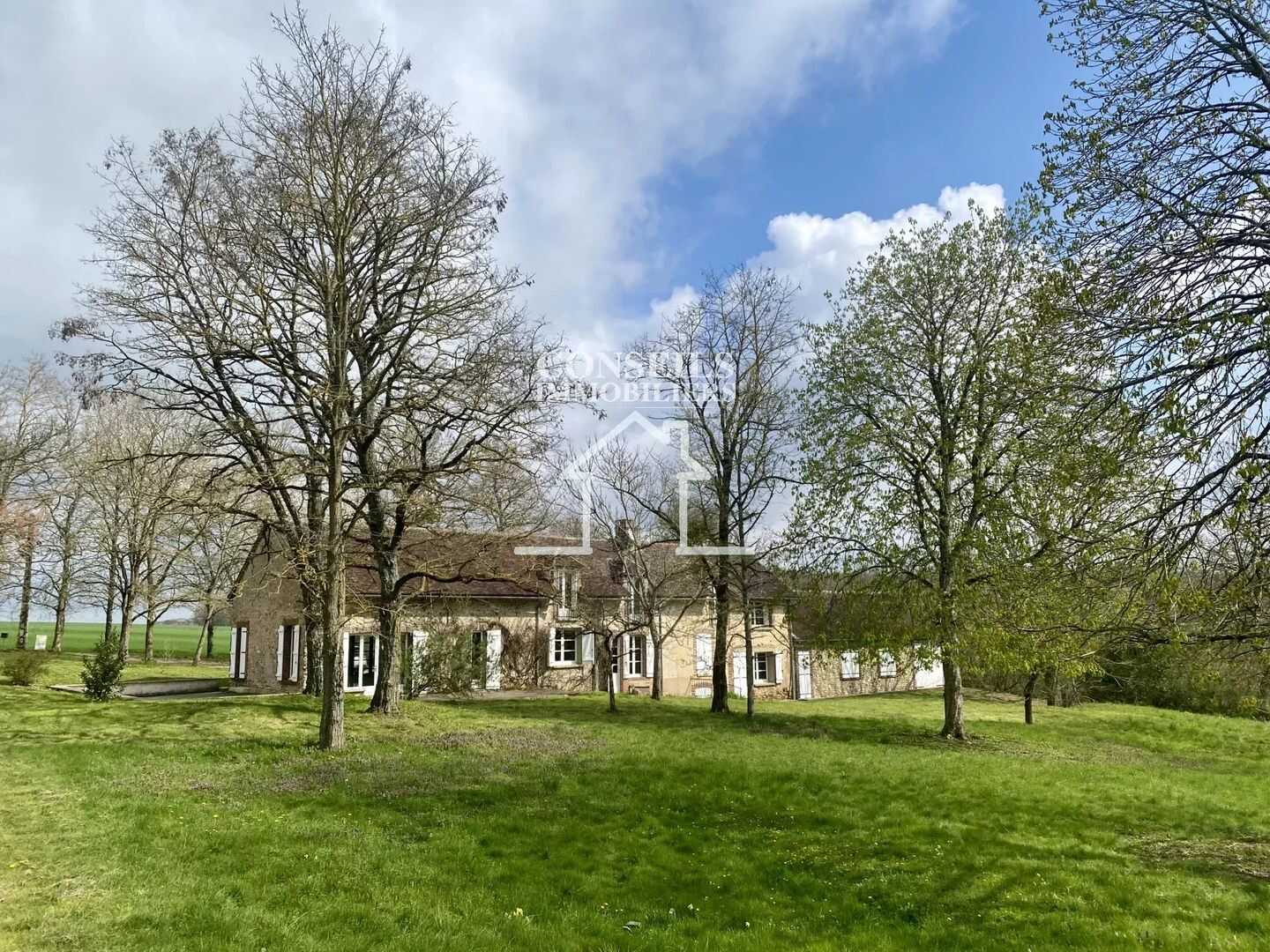 Maison 8 pièces 231 m² · à Saint-Julien-du-Sault · 231 m² · 350 000 €