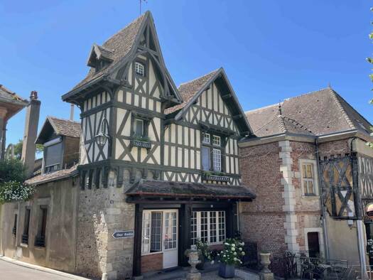 Maison de plain-pied à vendre 367 500 € 17 pièces 6 chambres 312 m² 1 037 m² de terrain Bourbon-Lancy 71140