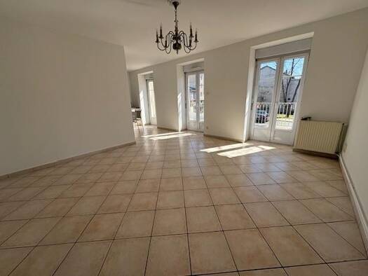 Appartement à louer 900 € 4 pièces 3 chambres 87 m² RDC/2 Est Le Péage-de-Roussillon 38550