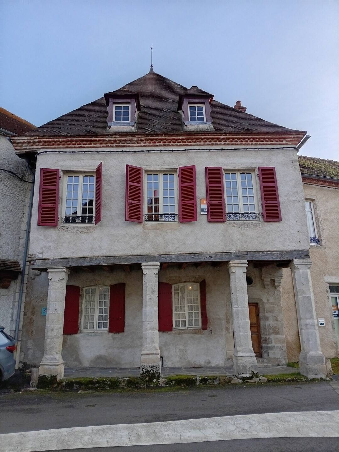Maison 14 pièces 327 m² · à Saint-Gérand-le-Puy · 327 m² · 180 000 €