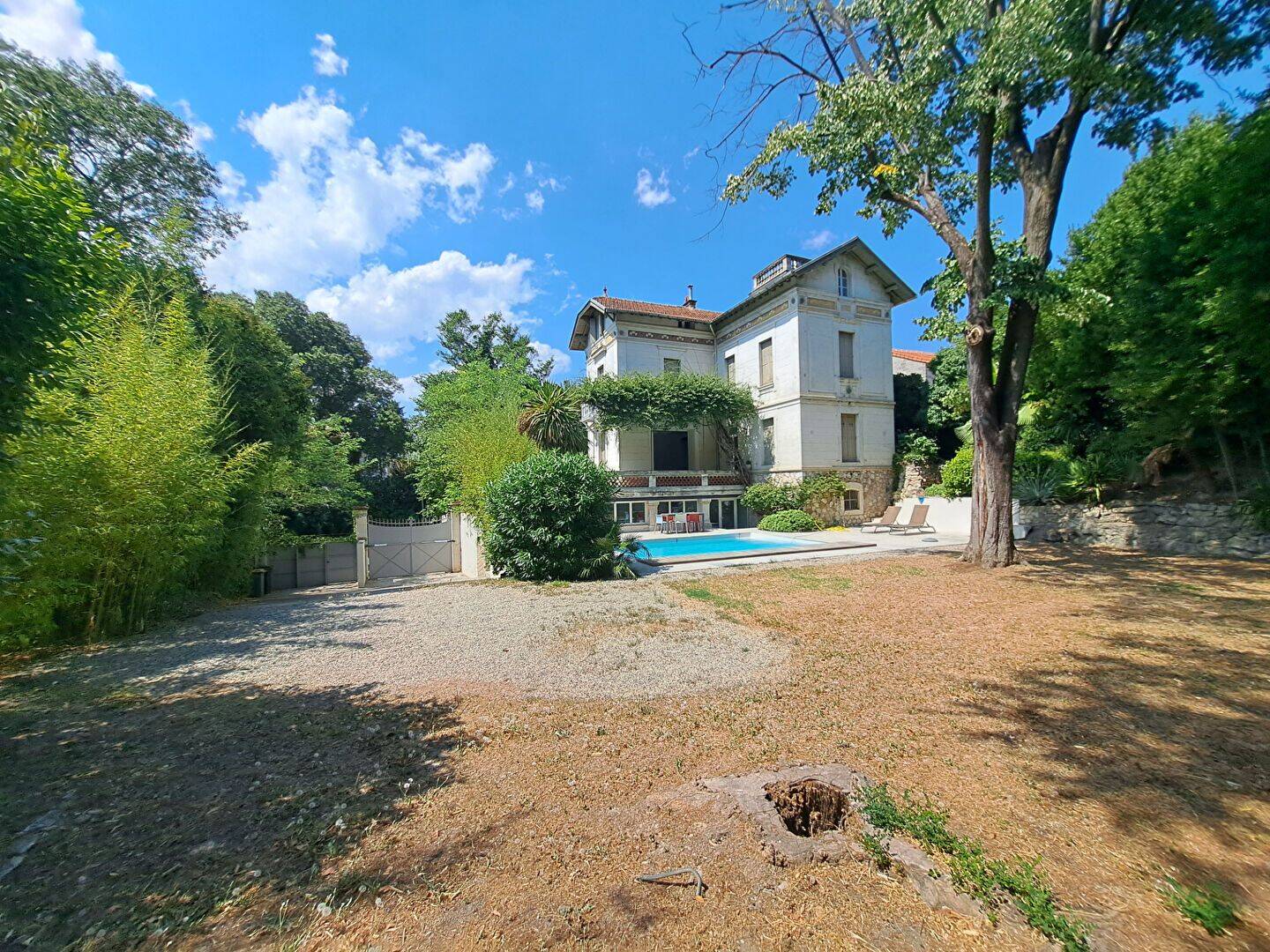Appartement 5 pièces 201 m² · à Villeneuve-lès-Avignon · 201 m² · 2 500 €