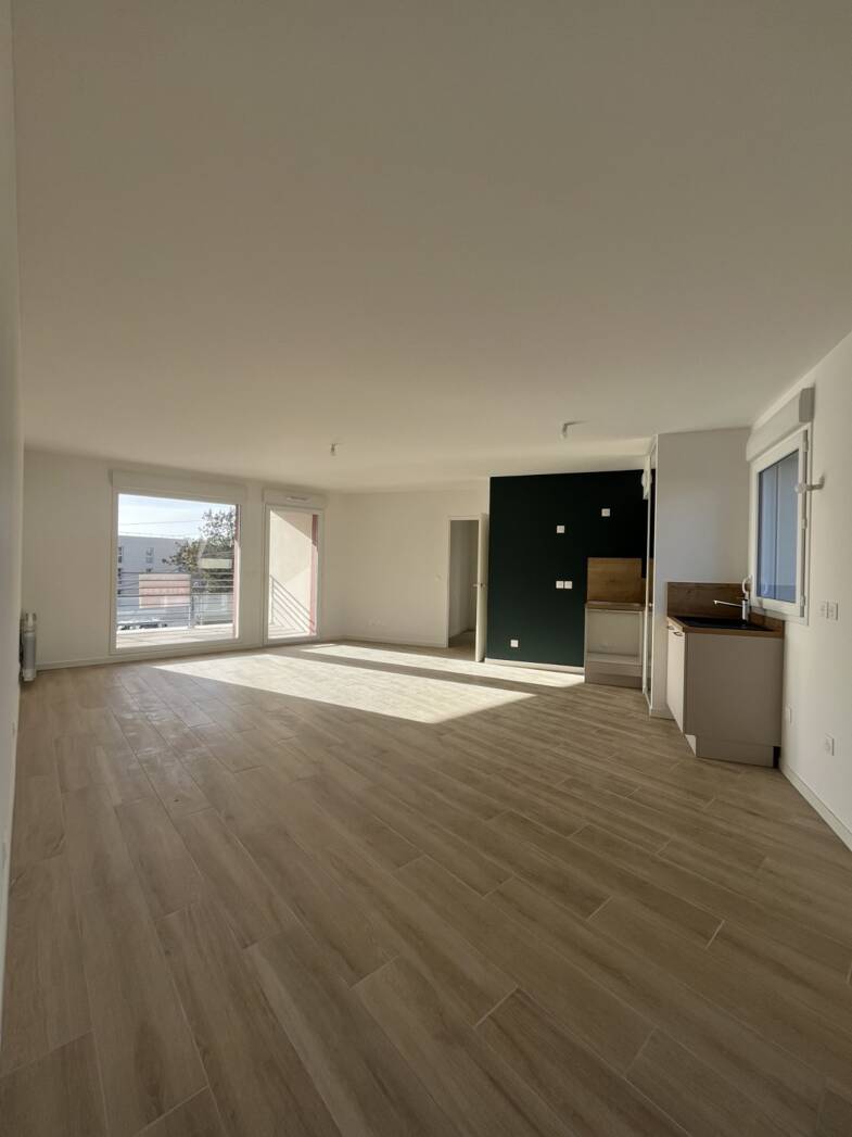 Appartement à louer 975 € 4 pièces 3 chambres 84 m² Sous le toit, Étage 3/3 Chartres 28000