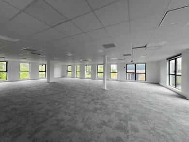 Espace bureau à vendre 1 168 837 € 463 m² de bureaux divisible de 74 m² à 463 m² Mérignac 33700