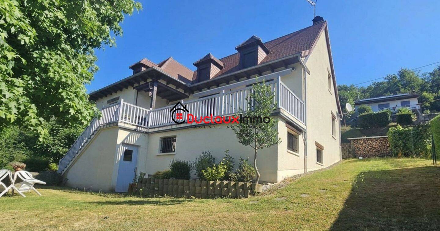 Grande maison de construction traditionnelle en très bon état d'