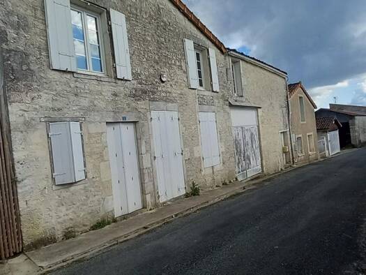 Maison à vendre 161 000 € 5 pièces 3 chambres 140 m² 4 543 m² de terrain Neuvicq-le-Château 17490