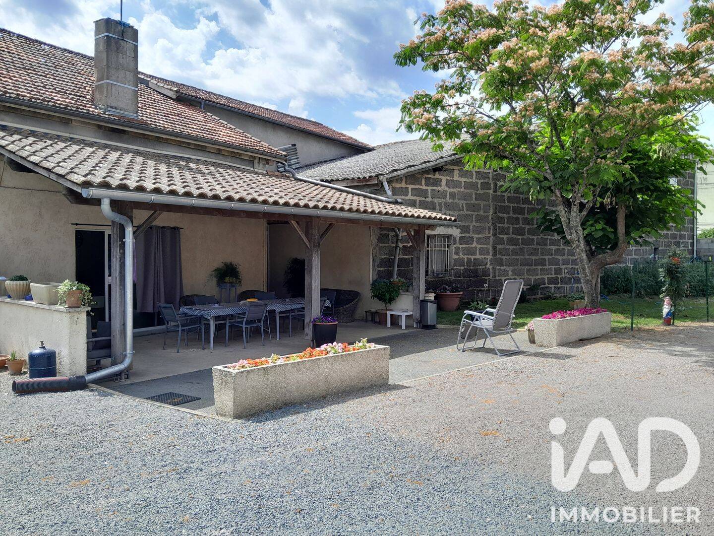 Maison 10 pièces 294 m² · à Les Églisottes-Et-Chalaures · 294 m² · 84 000 €