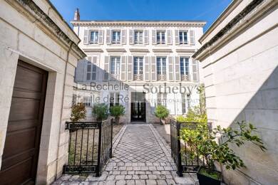 Hôtel particulier à vendre 2 467 500 € 15 pièces 5 chambres 426 m² 733 m² de terrain Centre Ville La Rochelle 17000