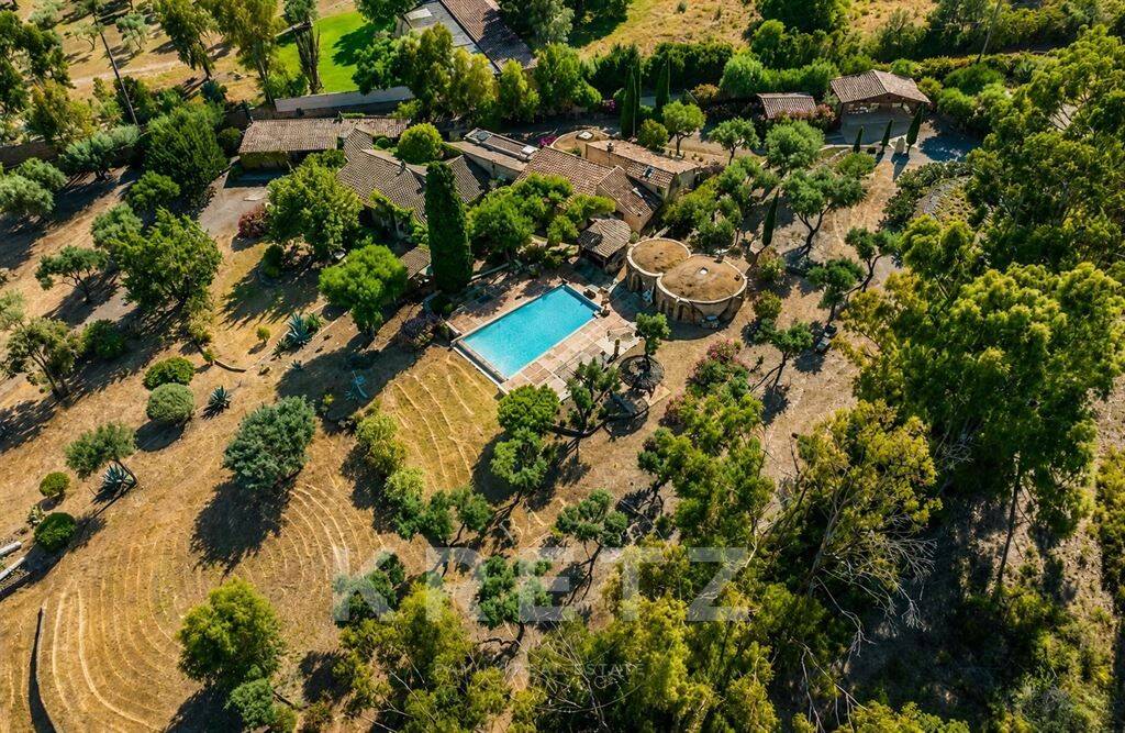 Maison 17 pièces 600 m² · à Saint-Florent · 600 m² · 3 690 000 €
