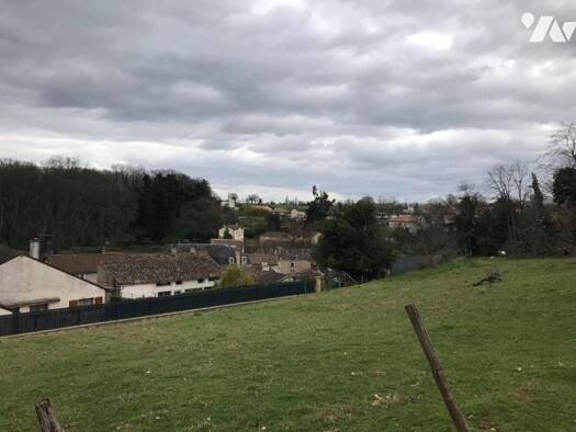 Terrain constructible viabilisé à vendre 105 000 € 4 230 m² de terrain Lusignan 86600