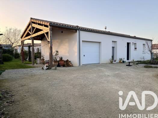 Maison de plain-pied à vendre 252 350 € 3 pièces 2 chambres 73 m² 811 m² de terrain La Regrippière 44330