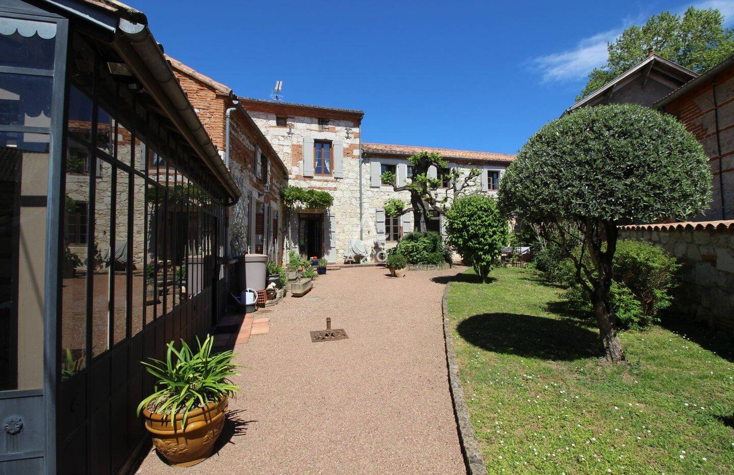 Maison 12 pièces 258 m² · à Malause · 258 m² · 193 000 €
