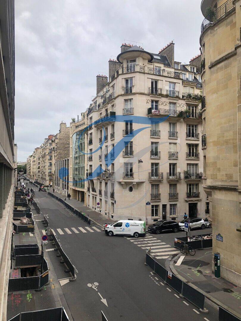 Appartement 4 pièces 81 m² · à Paris 7ème Arrondissement · 80,8 m² · 2 708 €
