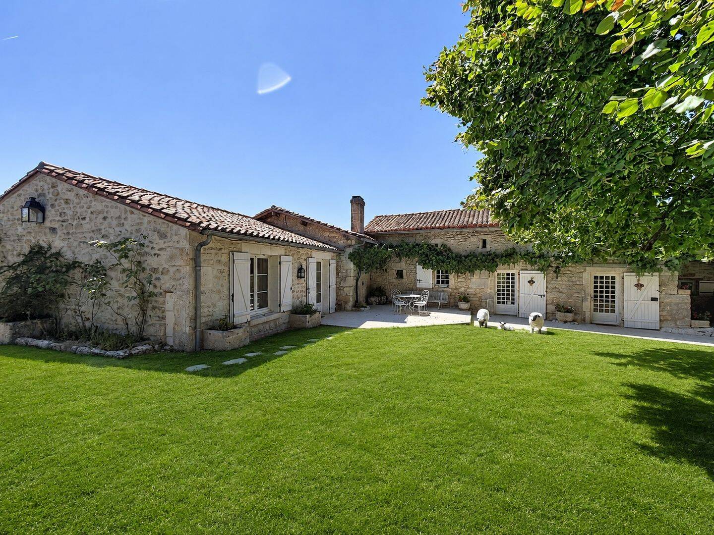 Maison 15 pièces 334 m² · à Roullet-Saint-Estèphe · 334 m² · 575 000 €