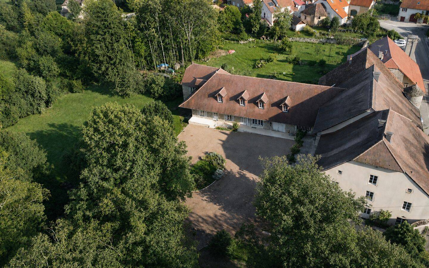 Maison 12 pièces 540 m² · à Château-Chalon · 540 m² · 990 000 €