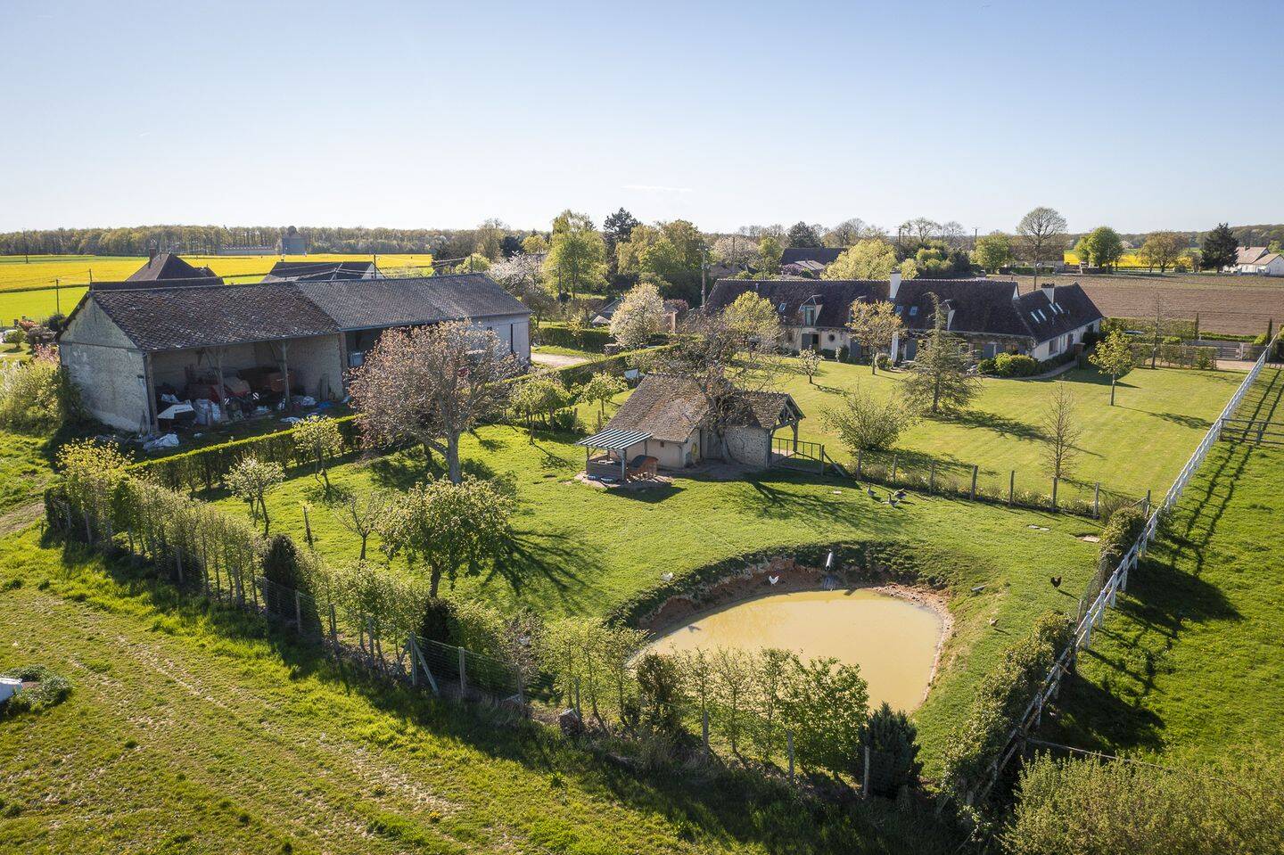 Maison 7 pièces 237 m² · à Châteauneuf-en-Thymerais · 237 m² · 980 000 €