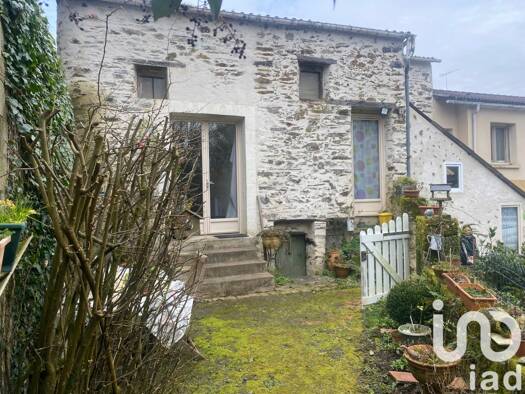 Maison de plain-pied à vendre 199 000 € 6 pièces 3 chambres 101 m² 2 569 m² de terrain Ouest Beaupréau-en-Mauges 49600