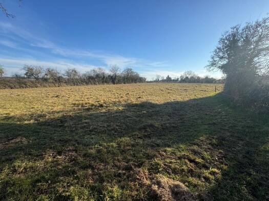 Terrain constructible à vendre 12 000 € 691 m² de terrain Ainay-le-Château 03360