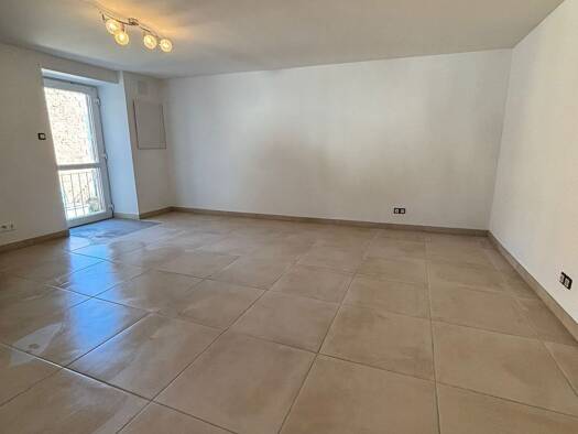 Appartement à louer 780 € 3 pièces 2 chambres 74 m² Étage 1/2 La Verchere Charnay-lès-Mâcon 71850