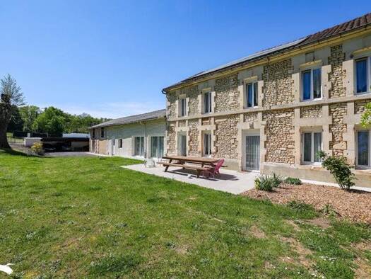 Maison à vendre 262 400 € 6 pièces 4 chambres 191 m² 3 020 m² de terrain Chantillac 16360