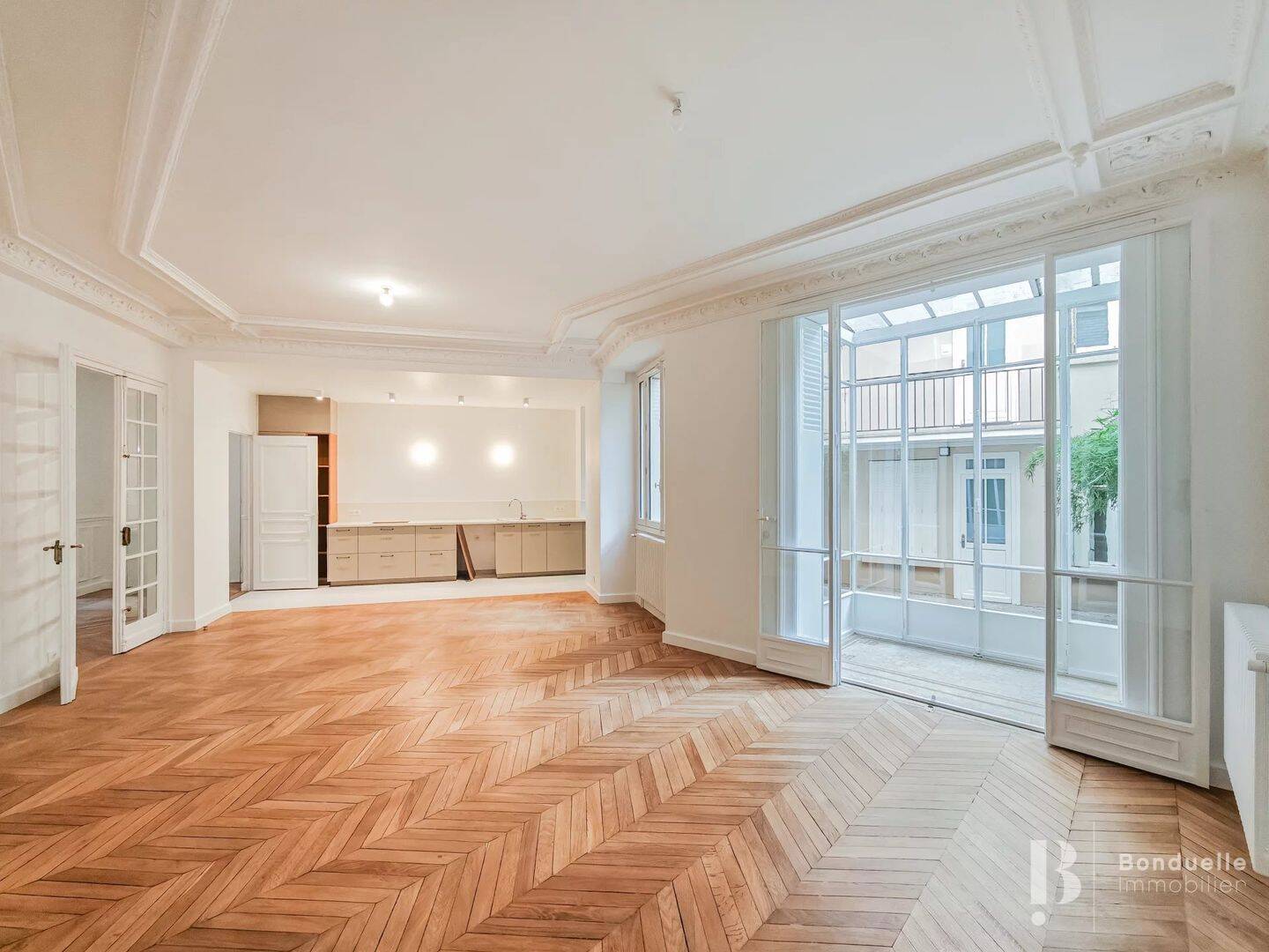 Appartement 6 pièces 143 m² · à Paris 6ème Arrondissement · 143,2 m² · 5 725 €