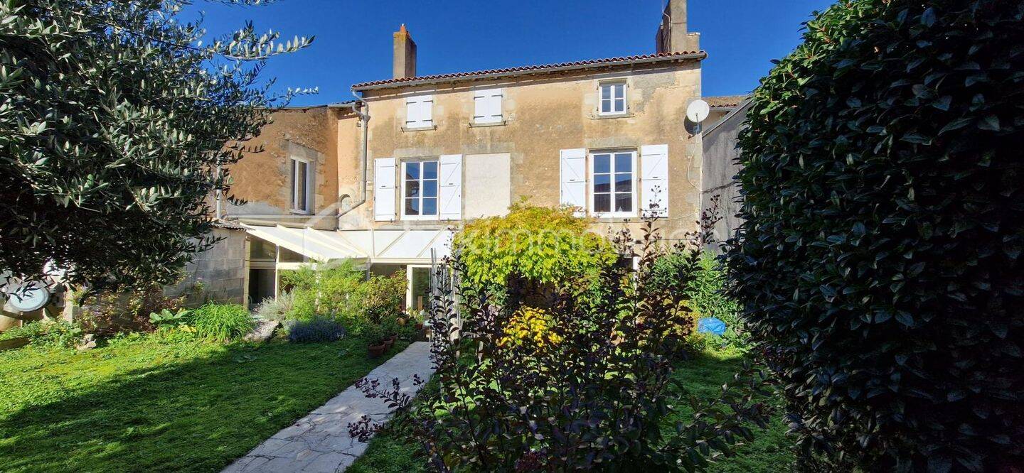 Maison 9 pièces 211 m² · à Valence-en-Poitou · 211 m² · 191 000 €