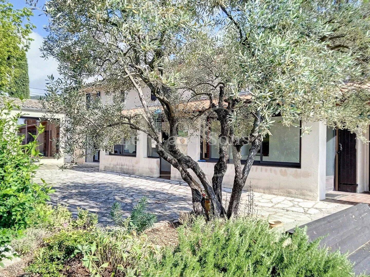 Maison 9 pièces 230 m² · à Roaix · 230 m² · 680 000 €