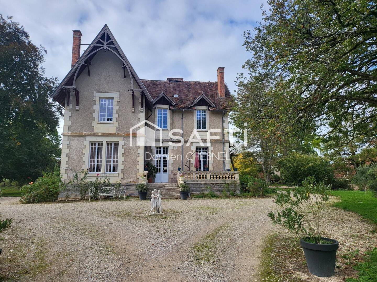 Maison 15 pièces 400 m² · à Arcomps · 400 m² · 638 000 €