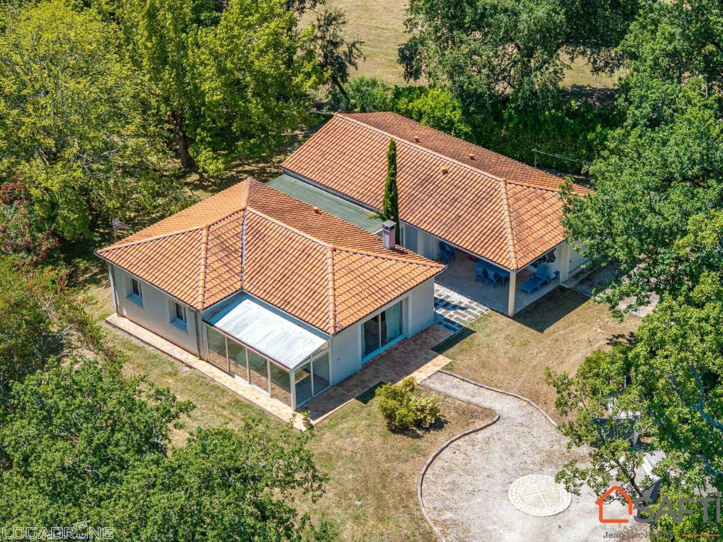 Maison contemporaine avec parc boisé