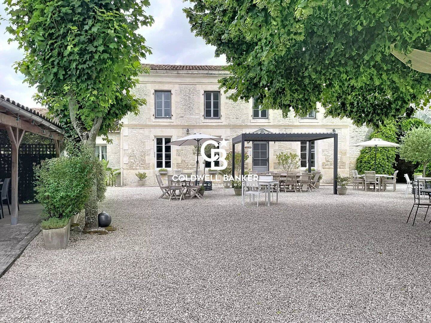 Maison 14 pièces 371 m² · à Aumagne · 371 m² · 530 000 €
