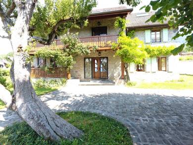 Maison à louer 4 250 € 7 pièces 5 chambres 282 m² 3 000 m² de terrain Neydens 74160