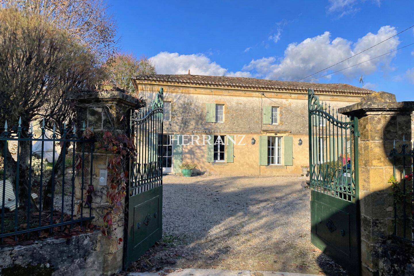 Maison 7 pièces 220 m² · à Sainte-Colombe · 220 m² · 561 800 €