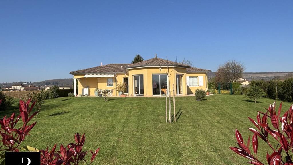 Maison de plain-pied à vendre 345 000 € 5 pièces 4 chambres 127 m² 2 322 m² de terrain Viré 71260